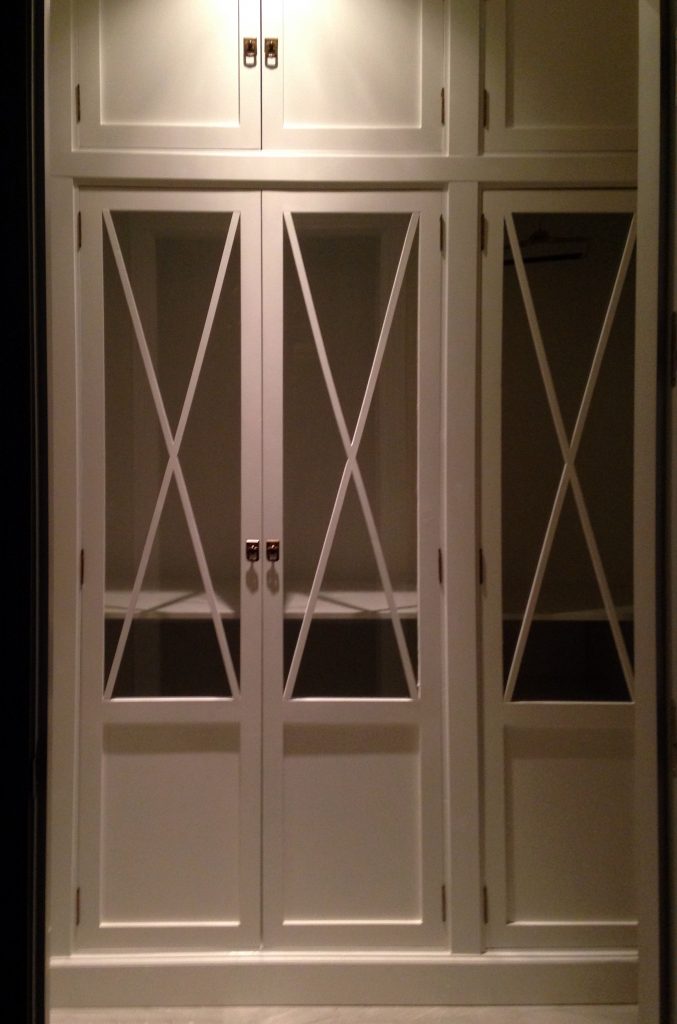 Armario lacado blanco con 3 puertas cruceta