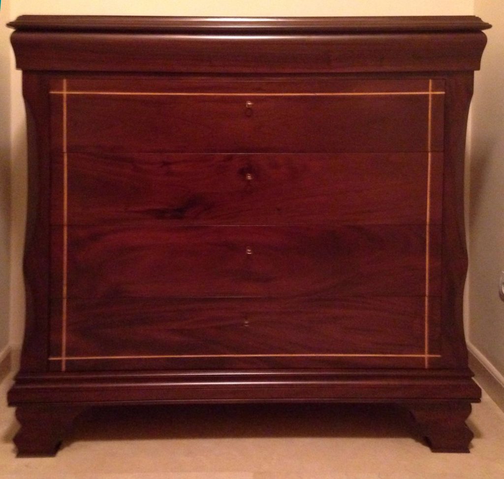 Cómoda caoba con incrustaciones