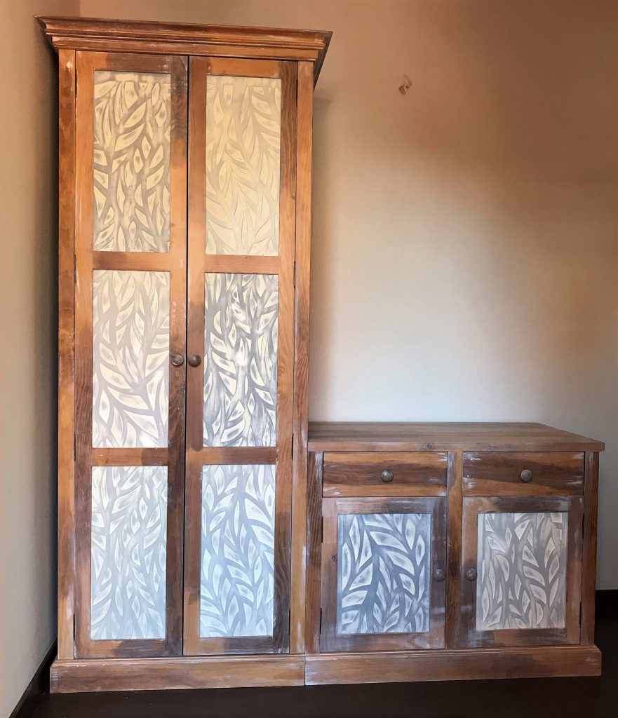 Mueble blanco y flandes