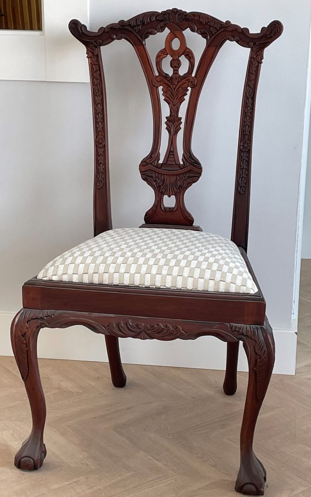 Silla caoba con talla