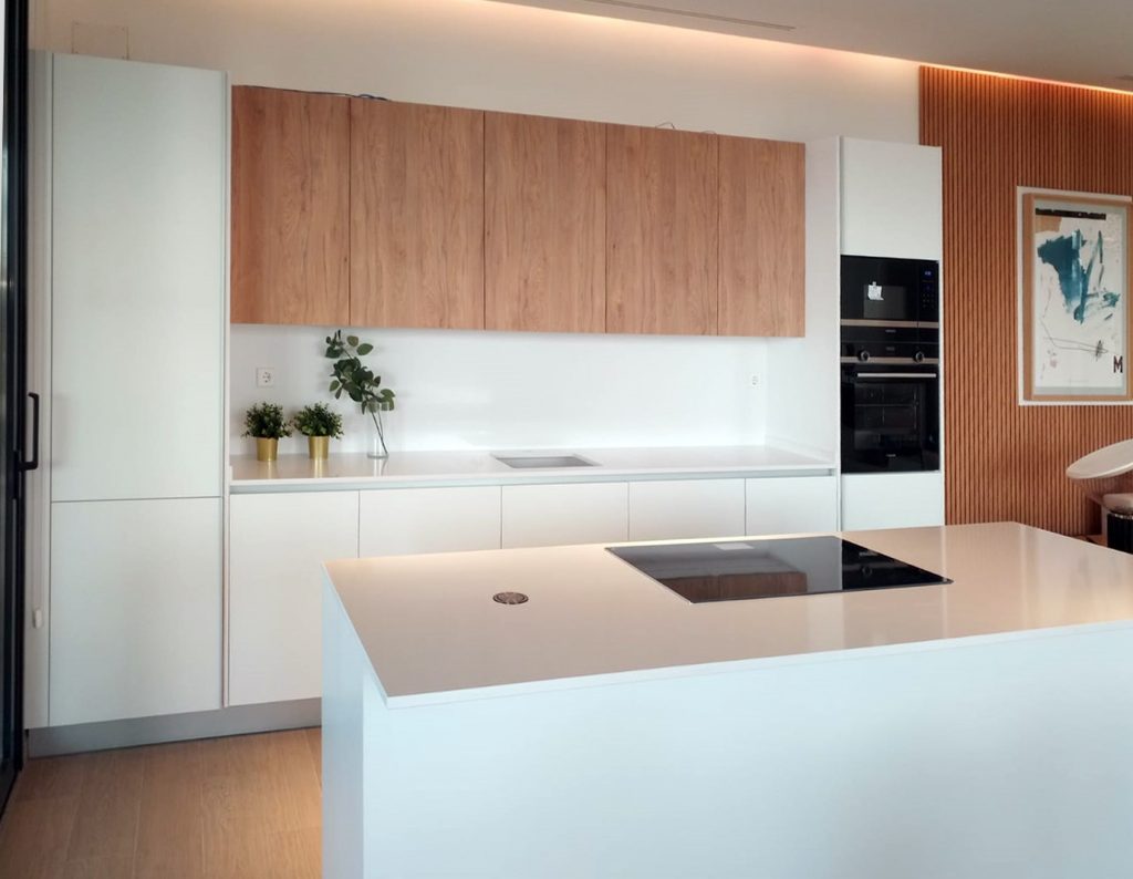 cocina moderna con encimera e isla central